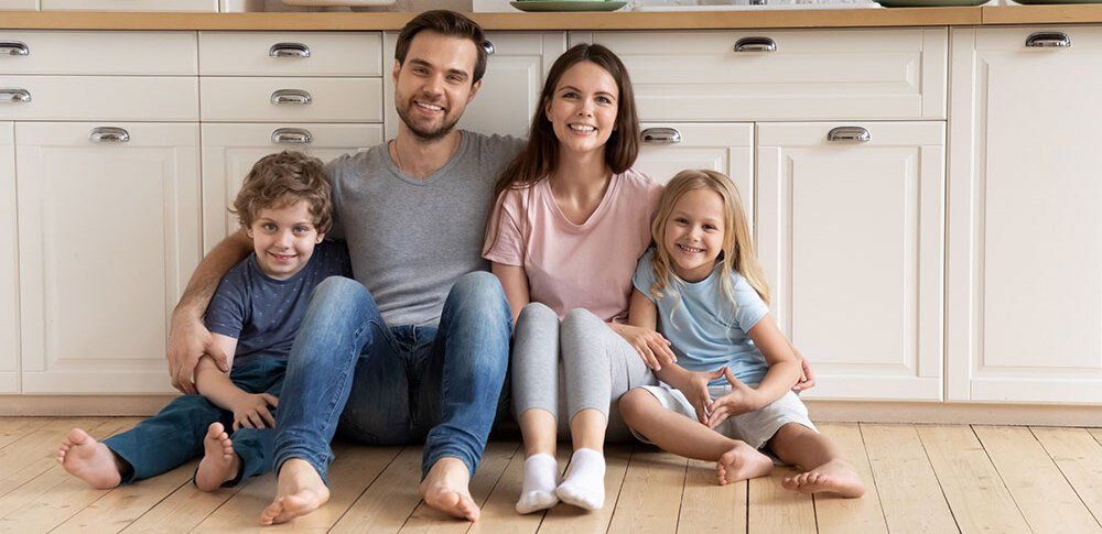 Familie Mutter Vater Kind in Küche