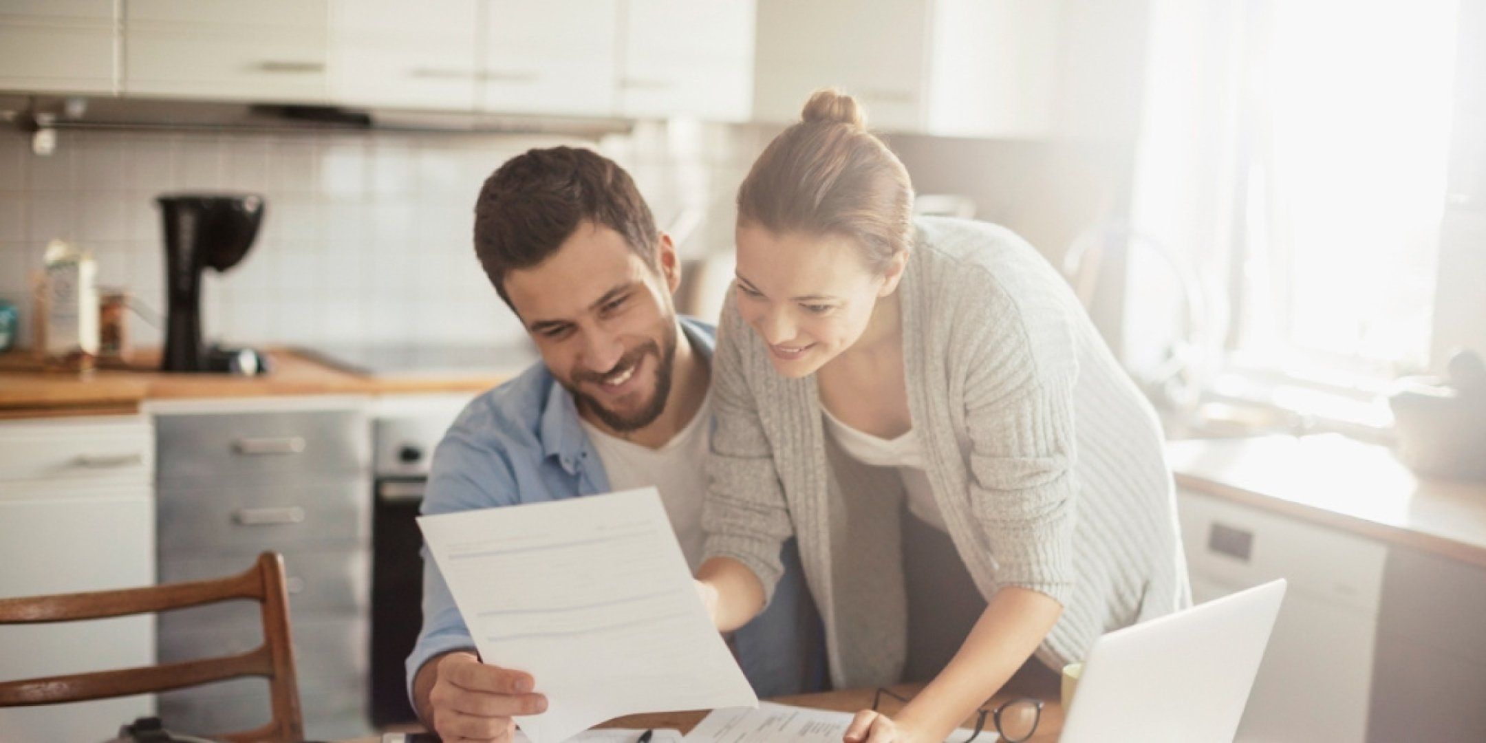 Paar berechnet Rechnung mit Taschenrechner