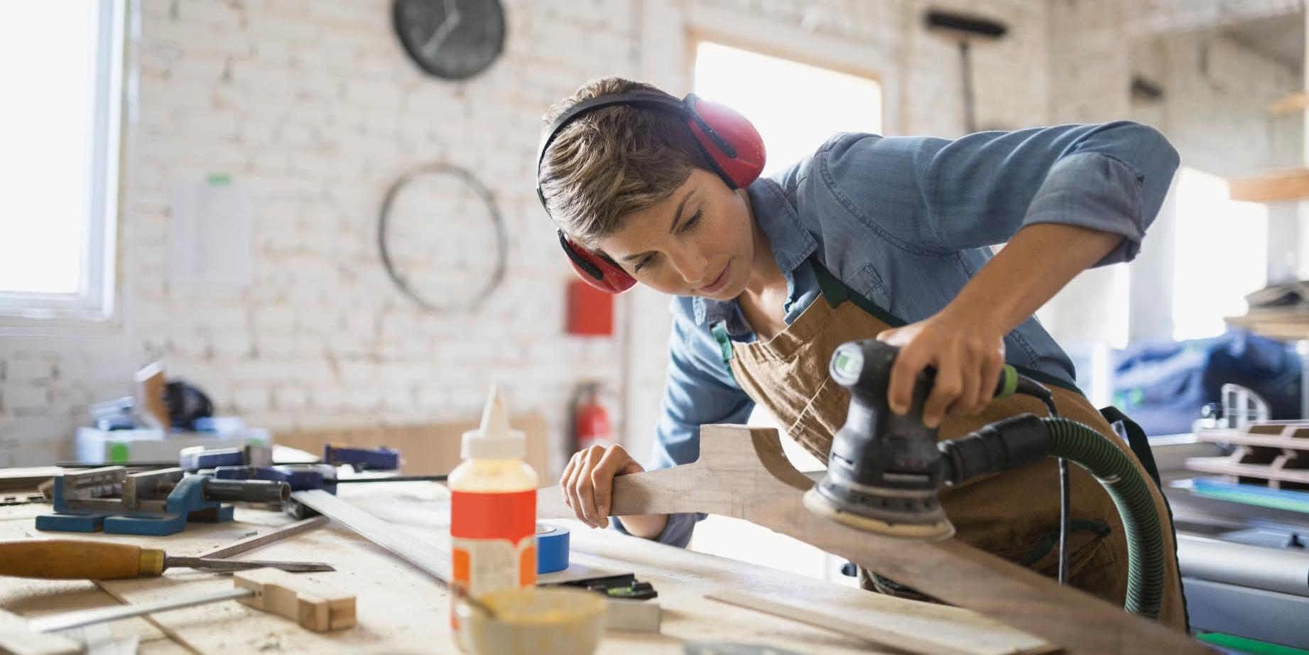 Handwerker Schreiner bei der Arbeit