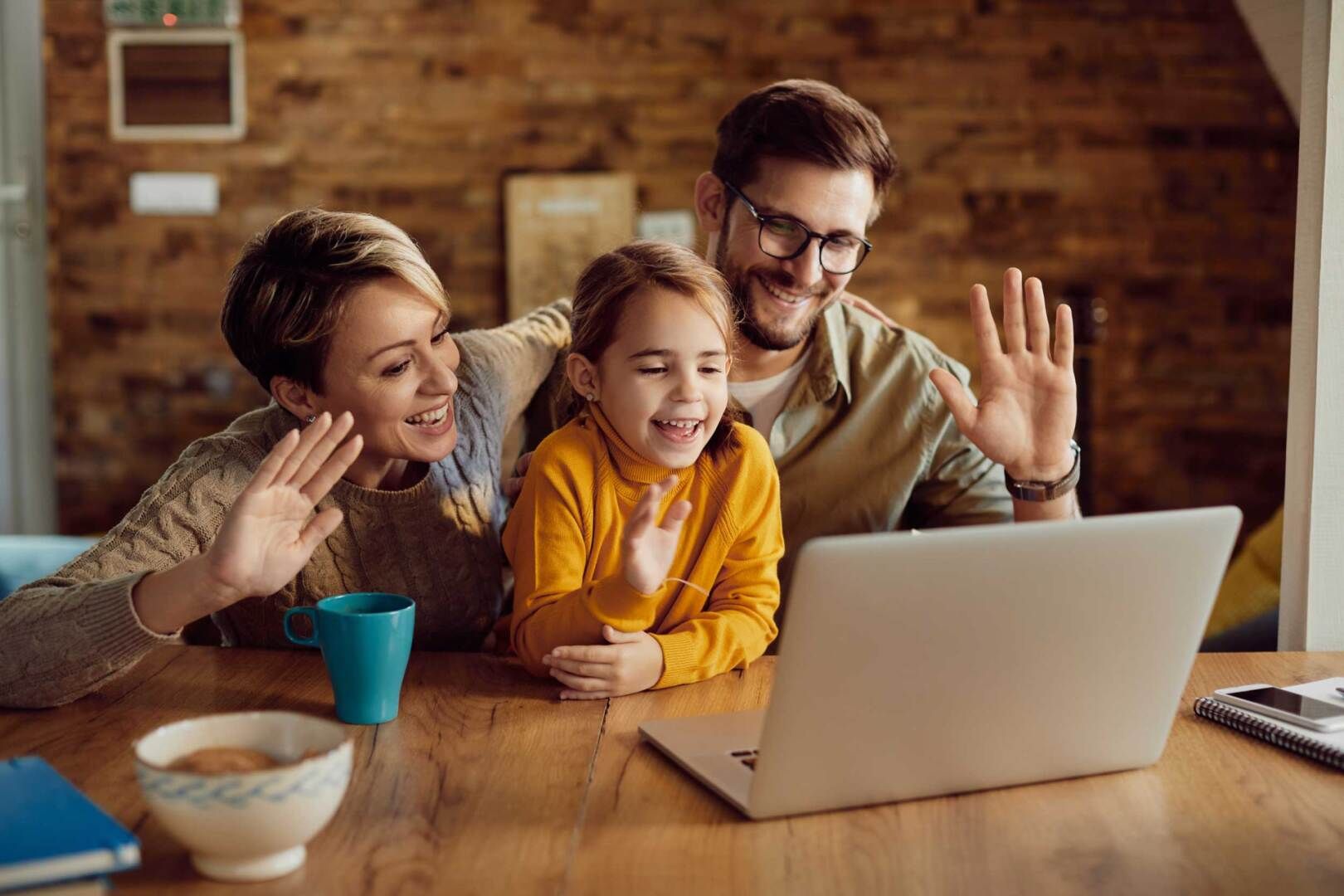 Familie macht Videotelefonie am Laptop
