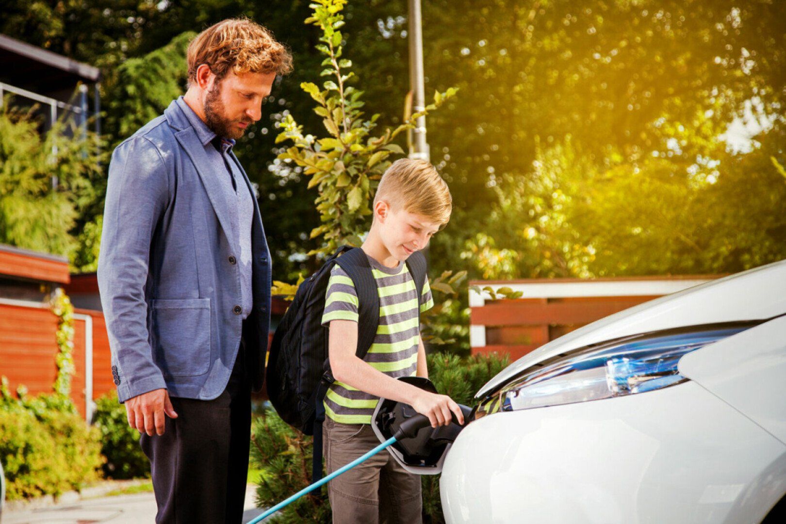 Vater und Sohn laden Eauto an Wallbox