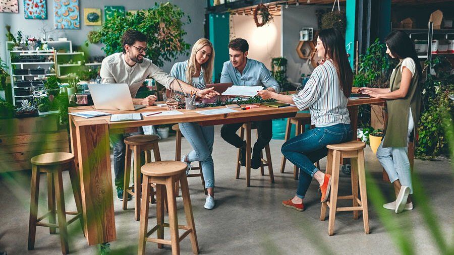 Junge Menschen am Tisch mit Laptop