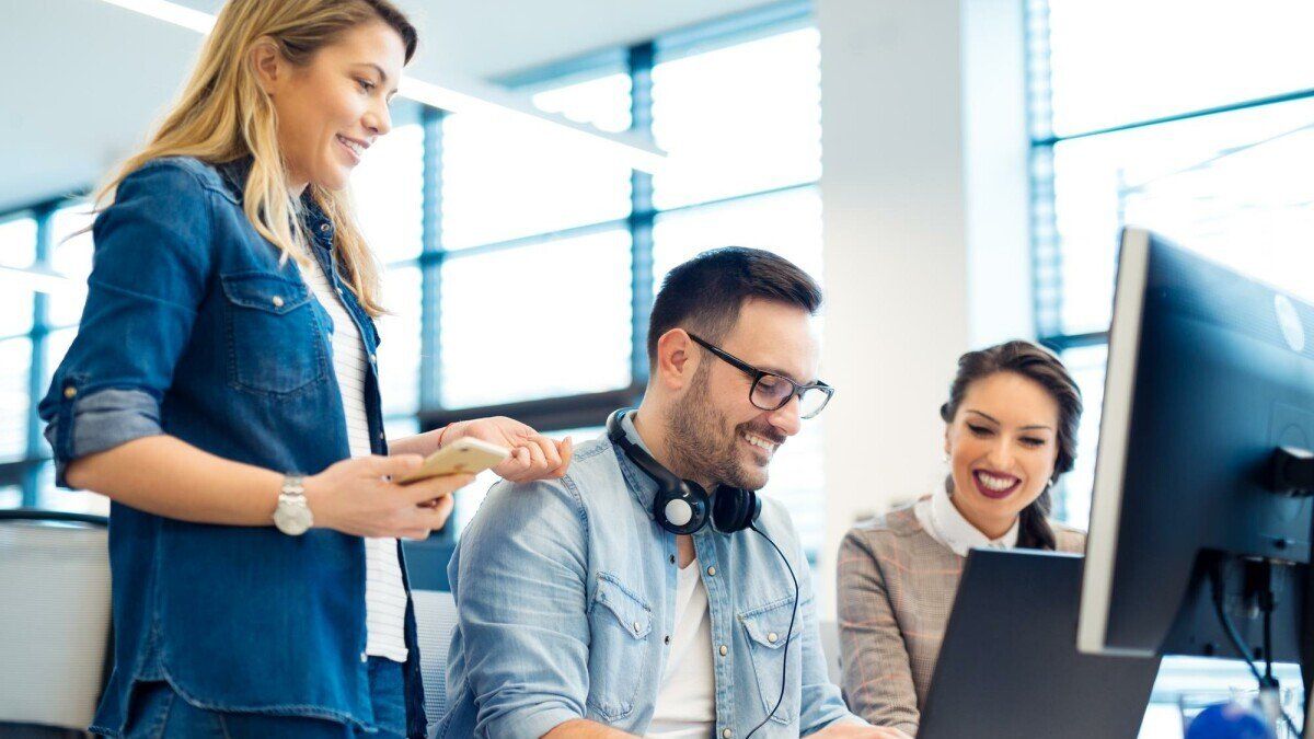 Büroarbeit am Laptop