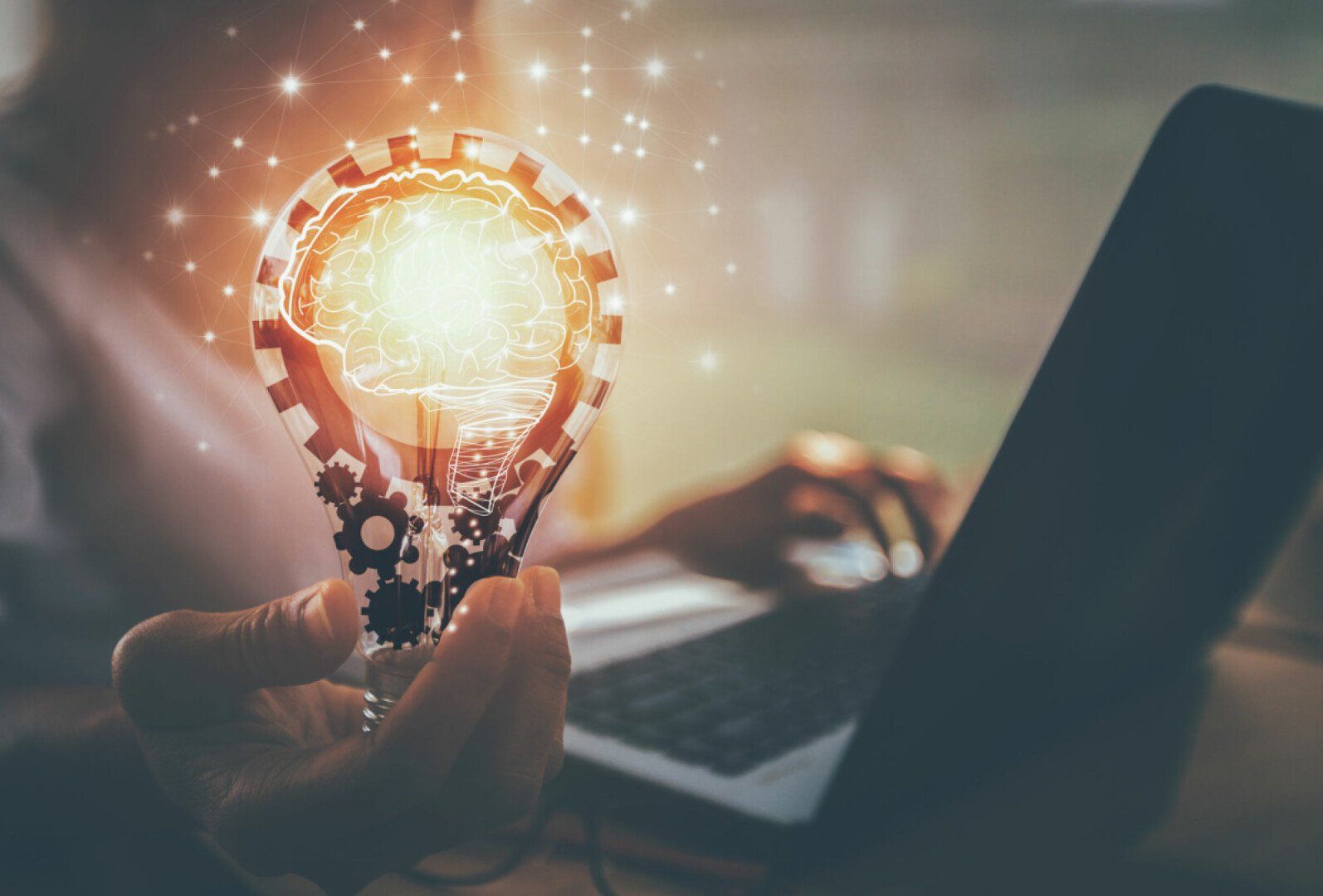 Leuchtende Lampe in der Hand