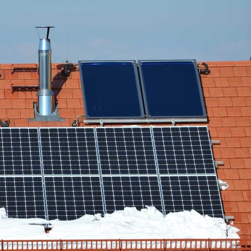 Solarthermie auf einem Hausdach im Winter.