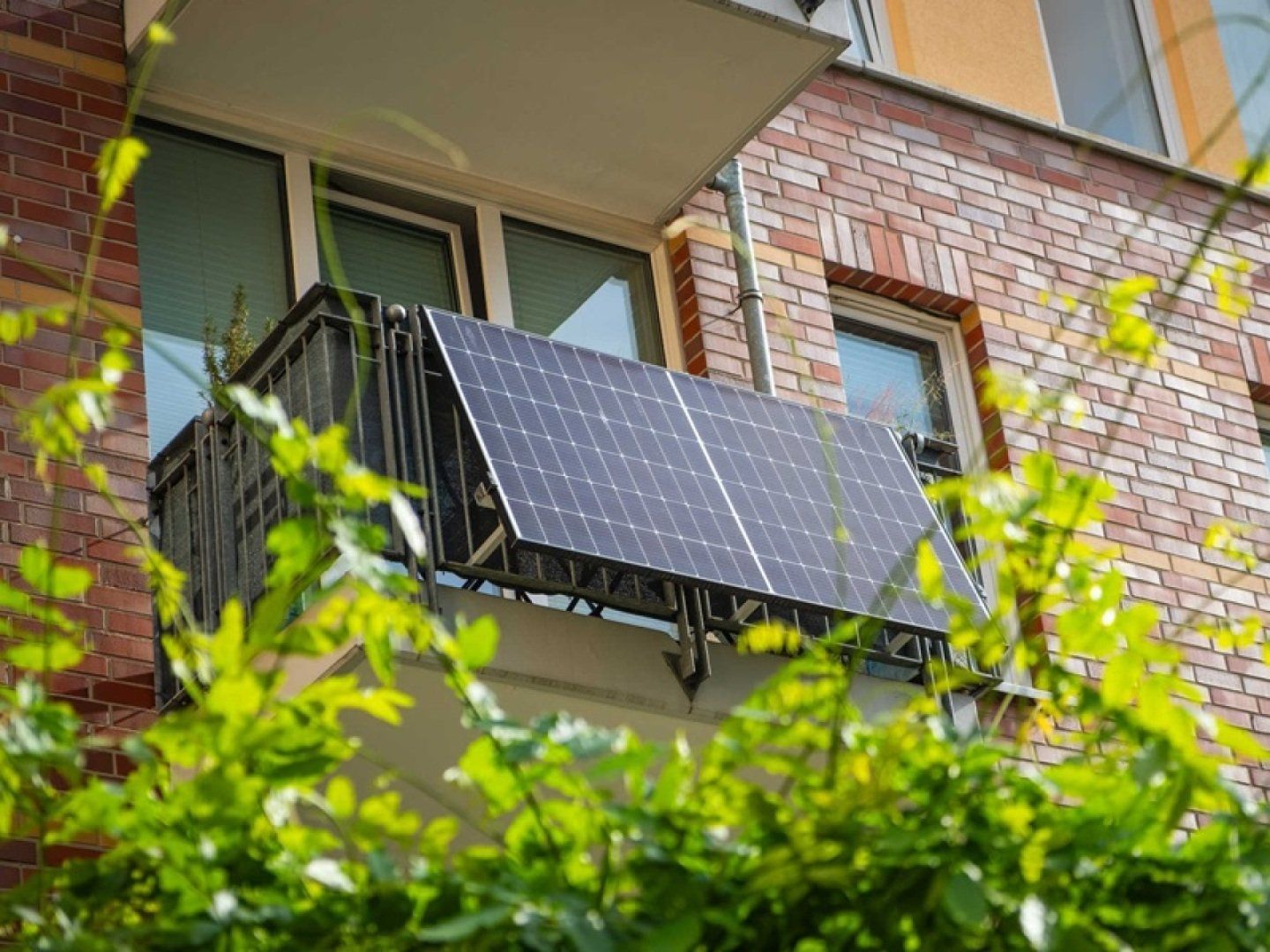 Ein Balkonkraftwerk an einem Mehrfamilienhaus.