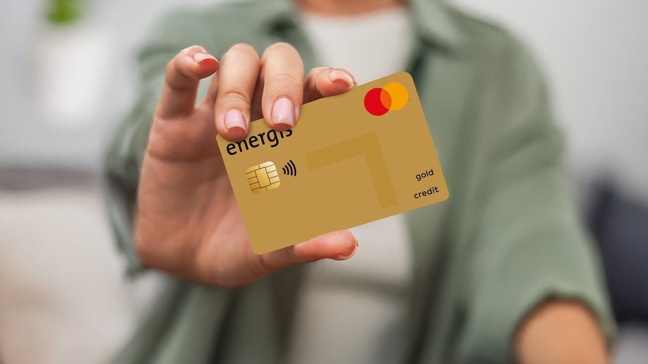 Frau hält neue energis Mastercard GOLD in der Hand