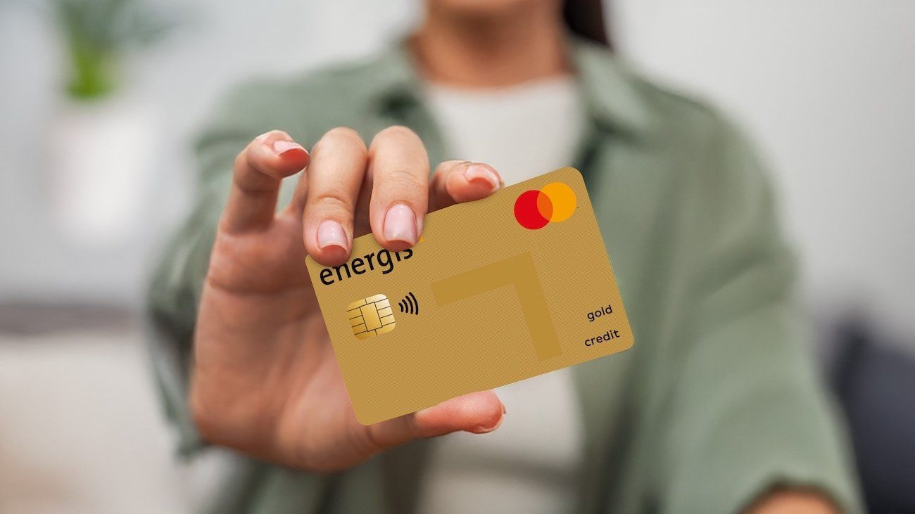 Frau hält neue energis Mastercard GOLD in der Hand