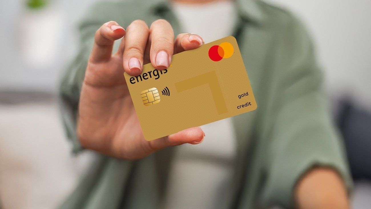 Frau hält neue energis Mastercard GOLD in der Hand