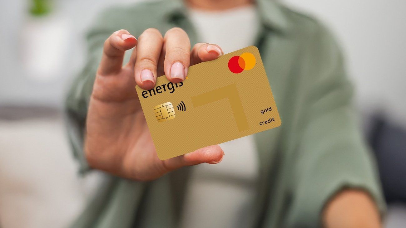 Frau hält neue energis Mastercard GOLD in der Hand