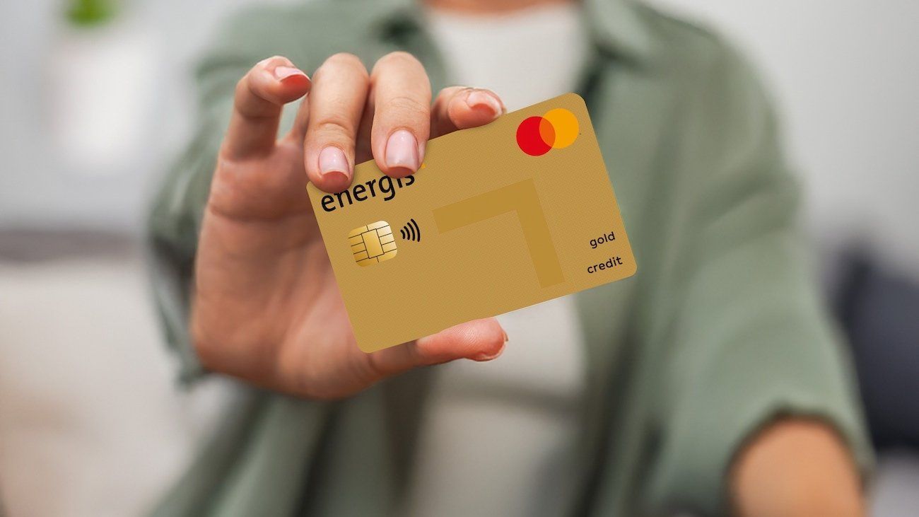 Frau hält neue energis Mastercard GOLD in der Hand