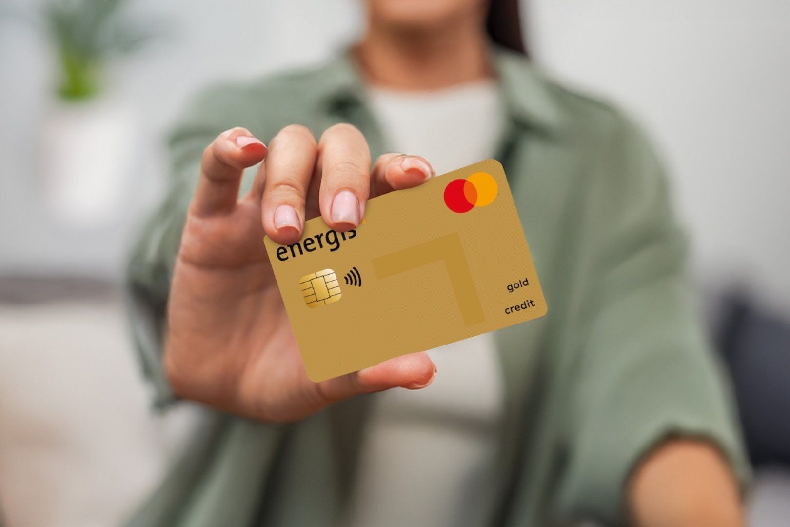 Frau hält neue energis Mastercard GOLD in der Hand