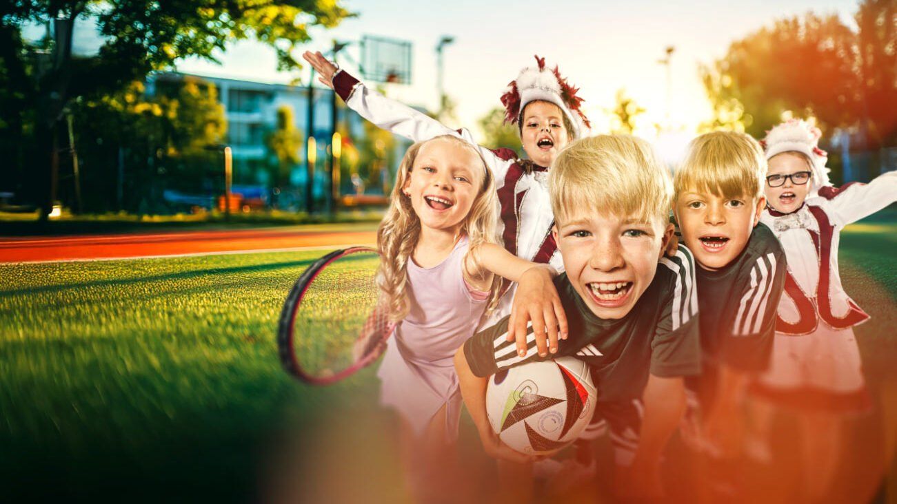 Kinder aus verschiedenen Vereinen von Fußball über Tennis bis zu Gardetanz