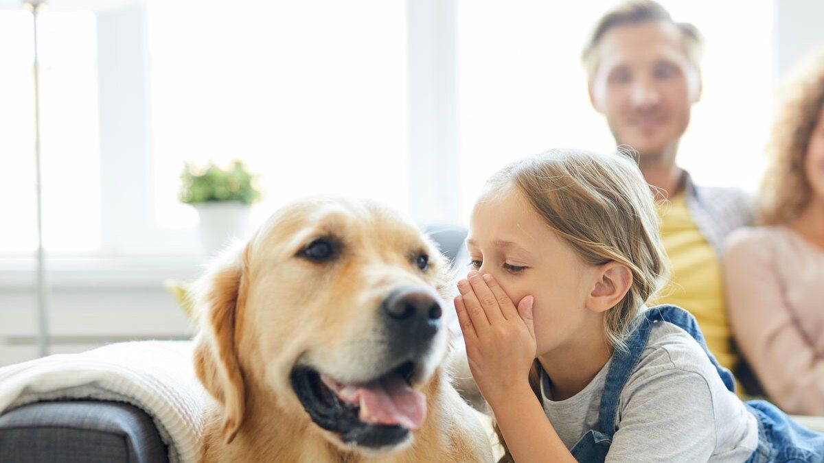 Familie mit Hund auf Sofa