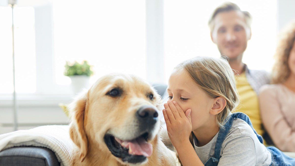 Familie mit Hund auf Sofa