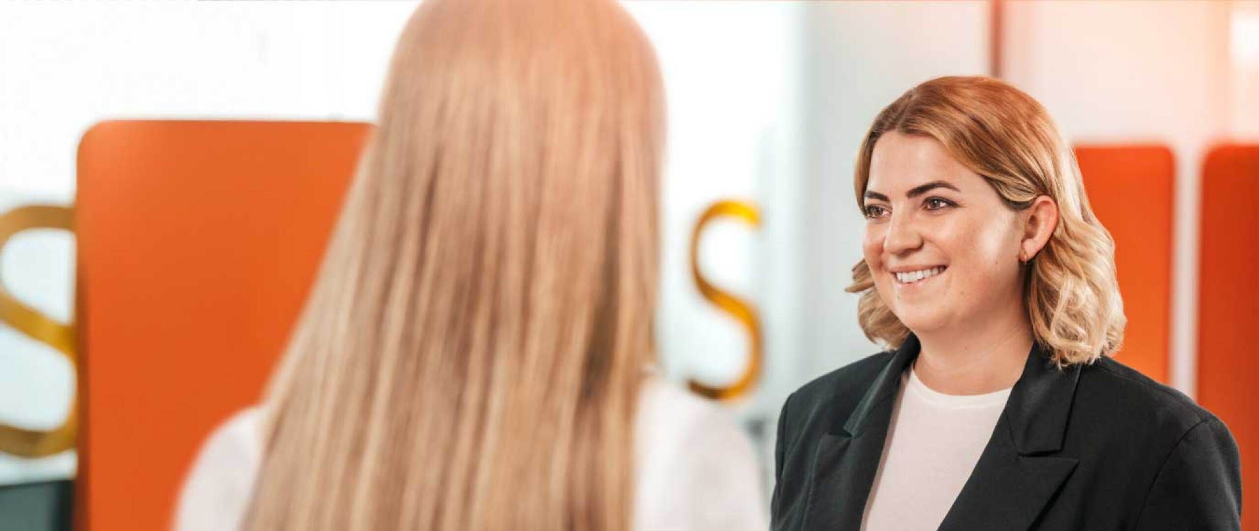 energis Kundenberaterin im Gespräch mit einer Kundin