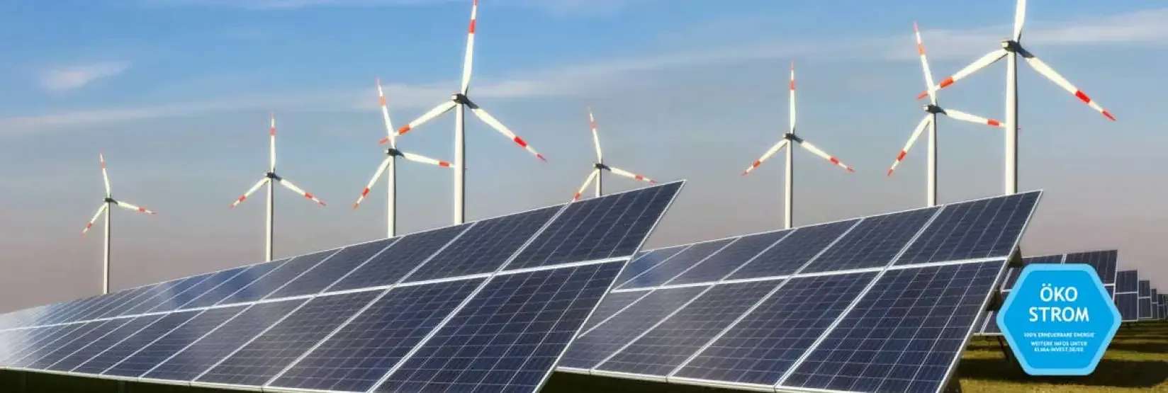 Collage aus Windkrafträdern mit Solarpanelen und Ökostromsiegel