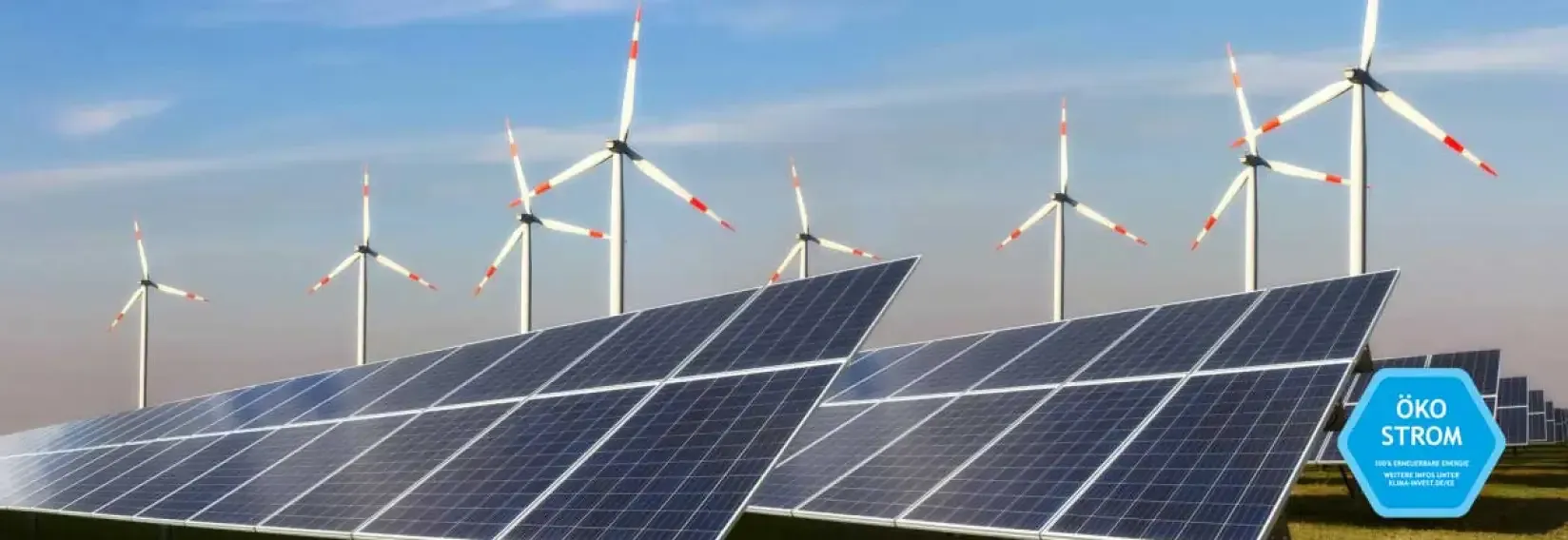 Collage aus Windkrafträdern mit Solarpanelen und Ökostromsiegel