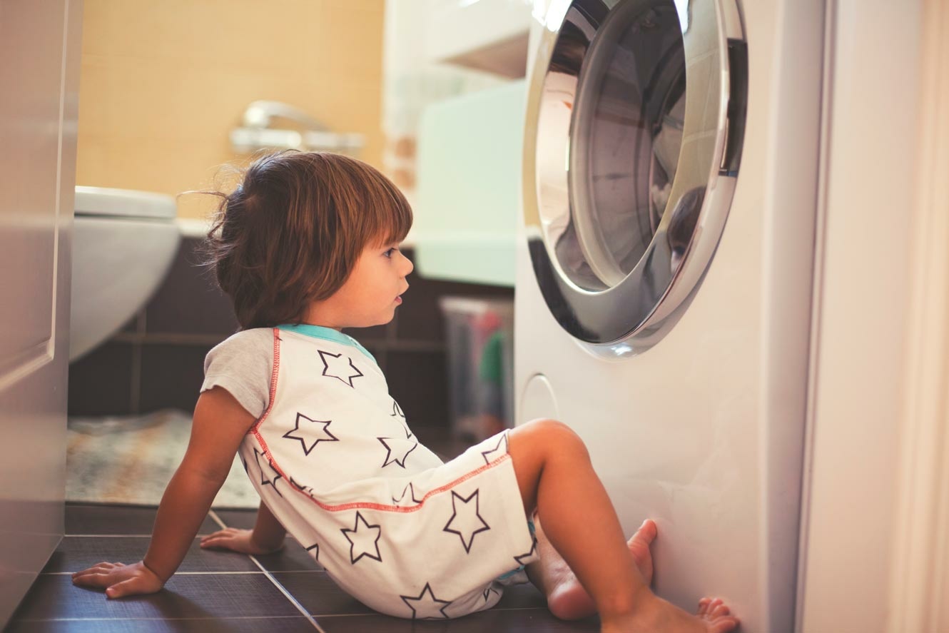 Unnötiges Klamotten waschen verursacht einen unnötig hohen Wasserverbrauch.