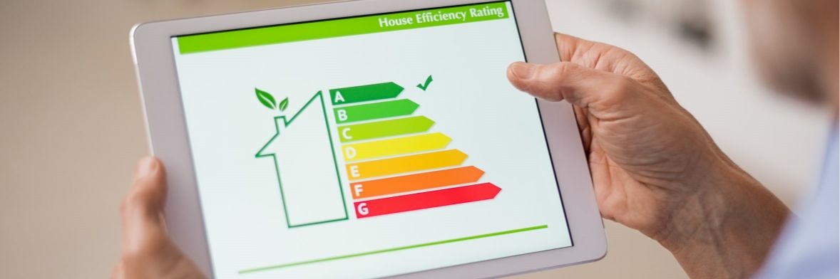 Man sieht Energieeffizienzklassen auf einem Tablet