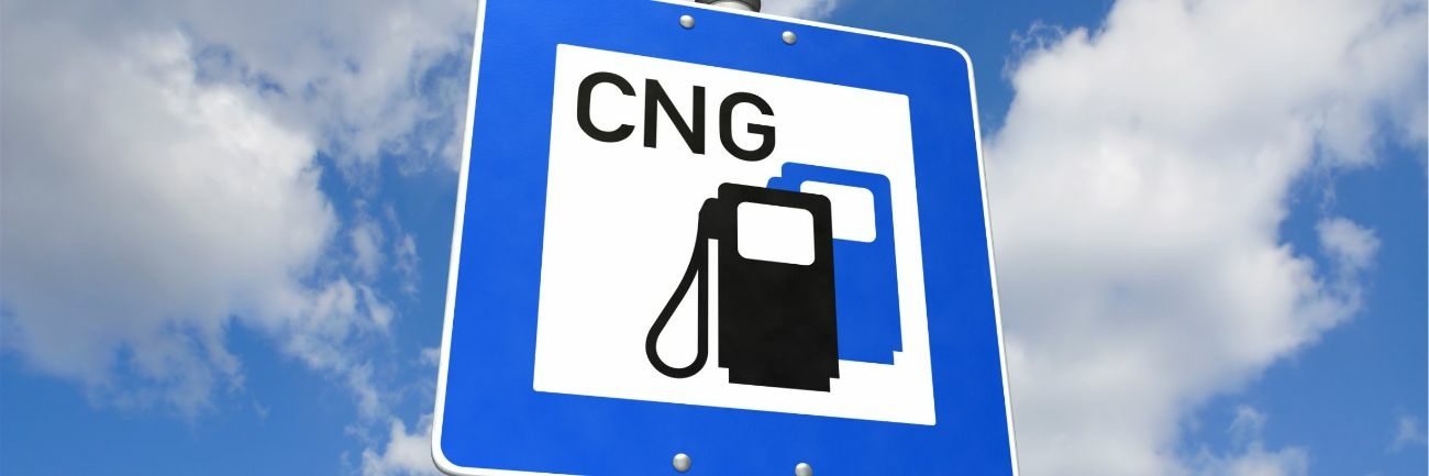 Man sieht ein Verkehrszeichen zum Tanken von Erdgasautos