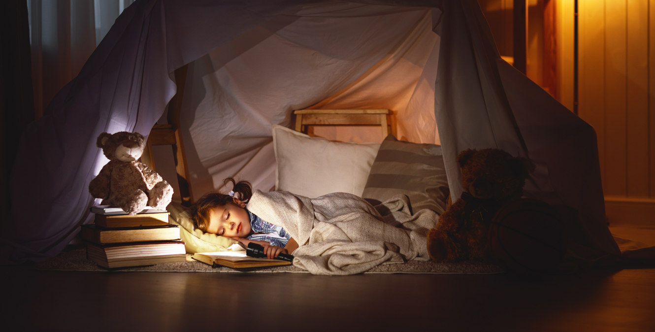 Ein Kind nachts beim lesen
