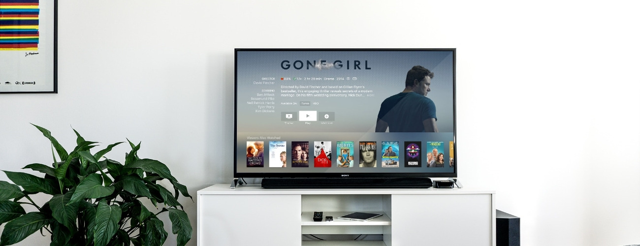 Smart TV mit Filmauswahl im Wohnzimmer