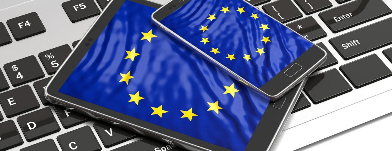 Internet im EU-Ausland kann teuer werden - Smartphone und Tablet  mit EU-Flagge auf einer Tastatur