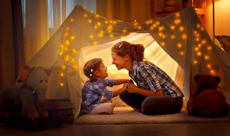 Frau mit Kind im Zelt