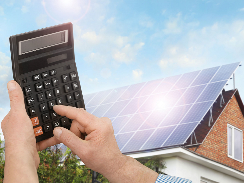 Der Besitzer einer Photovoltaikanlage berechnet den Eigenverbrauch.