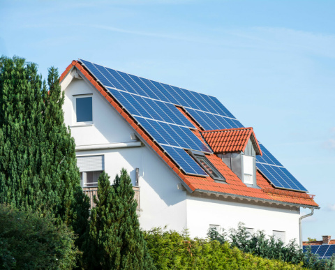 Das Bild zeigt ein Dach, dass alle Voraussetzungen für eine Photovoltaikanlage mitbringt. 