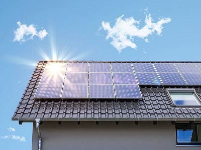 Ein Bild stellt dar, inwiefern sich eine Photovoltaik auf einem Dach mit Südausrichtung lohnt.   