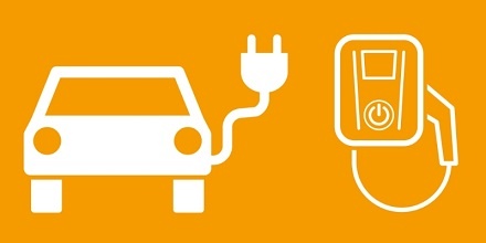 Ein Icon zeigt ein Elektroauto, das per Ladekabel an eine Wallbox angeschlossen wird. 