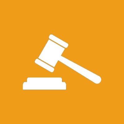 Ein Richter-Hammer symbolisiert das Verbot von Elektroinstallationen für Laien aufgrund der verschiedenen Stromkabel-Farben.