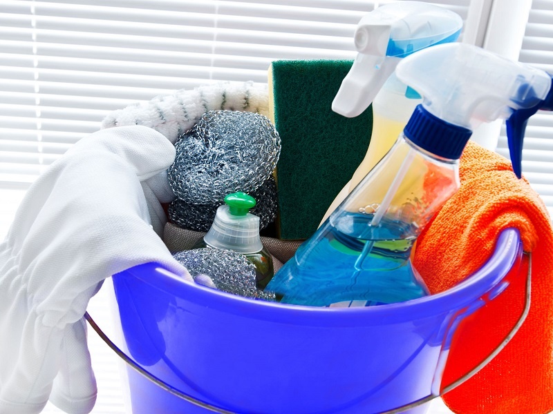 Das Bild zeigt, welche Utensilien man zum Reinigen eines Heizkörpers benötigt.