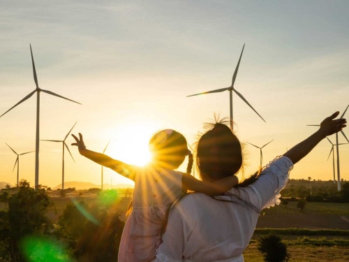 Zu sehen sind Windräder zur Energiegewinnung mit erneuerbaren Energien