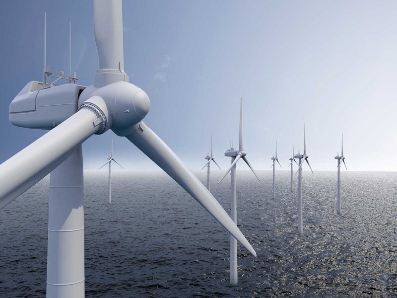 Zu sehen ist ein Offshore-Windpark zur Erzeugung von Windenergie. 