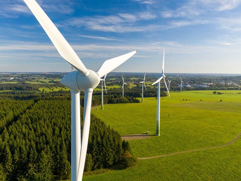 Zu sehen ist ein Windpark zur Erzeugung von Windenergie in der Zukunft. 