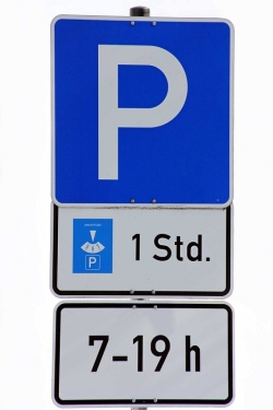 parken-an-ladesaeule-zusatzzeichen-elektrofahrzeuge-zeitliche-beschraenkung